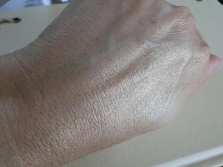 Máscara de pestañas Secret e Iluminador de rostro y cuerpo de Natura Argentina, a prueba.