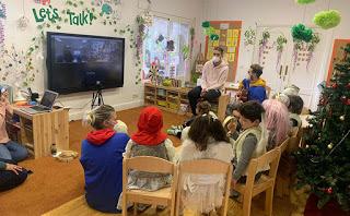 Entrañable encuentro virtual entre niños y ancianos de una residencia.