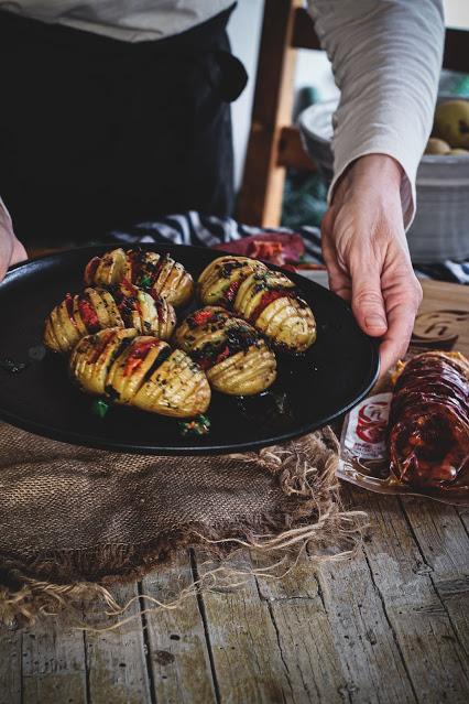 Patatas Hasselback con chorizo