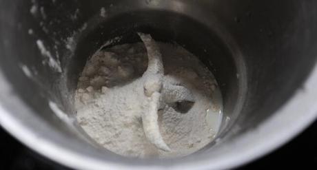 Preparamos la mezcla para hacer la masa madre