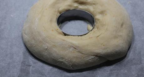 Hacer con la masa la forma del roscón de Reyes