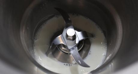 Echar la leche para calentar