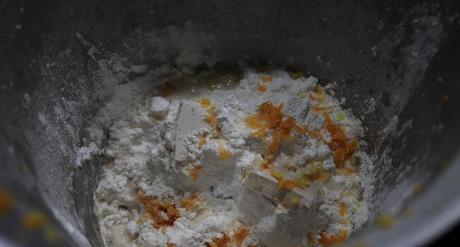 Echamos los ingredientes para mezclar y hacer la masa del bizcocho