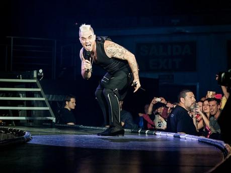 Robbie Williams casi muere envenenado por comer demasiado pescado