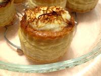 Volovanes rellenos de pollo, jamón y gratinados con queso