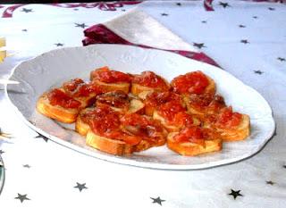 Tostaditas cubiertas con salmón marinado casero y eneldo