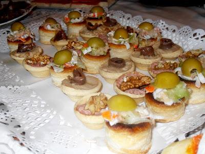 Canapés surtidos en bandeja