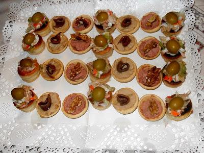 Tartaletas de varios rellenos de queso, de sobrasada, de mouse de anchoas