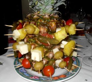 Pinchos con queso, encurtidos, piña, aceitunas
