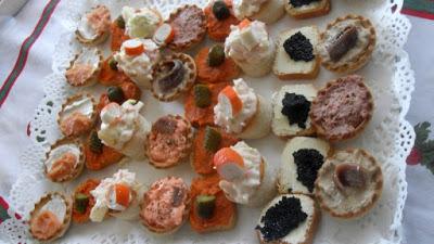 Diferentes aperitivos, tostaditas y tartaletas