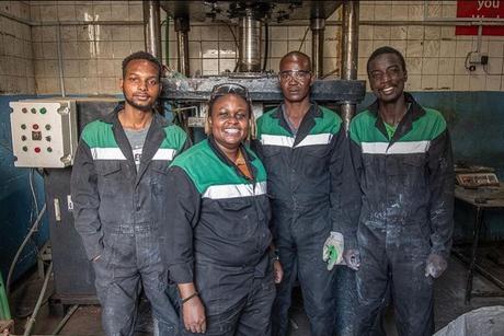 Plástico de un solo uso se convierte en pavimento colorido en Kenia