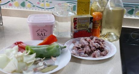 Los ingredientes necesarios para hacer el arroz con mollejas de pollo en Thermomix