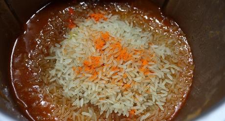 Echamos el arroz con el colorante y cocemos junto a las mollejas