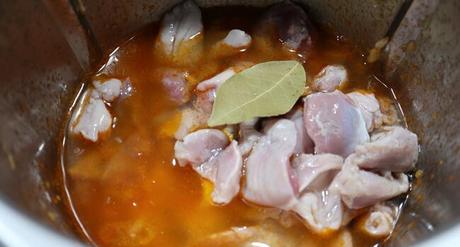 Ponemos a cocer las mollejas con el vino para evaporar el alcohol