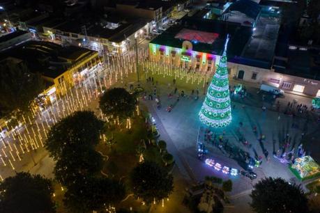 Inauguran monumental iluminación navideña en Soledad