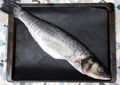 Receta de lubina a la sal con un toque picantito, cómo asarla para que quede en su punto y la costra de sal salga sin romperse Receta de lubina a la sal con un toque picantito, cómo asarla para que quede en su punto y la costra de sal salga sin romperse