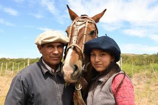 El gaucho que amansa caballos con la caricia y la palabra en la Línea Sur