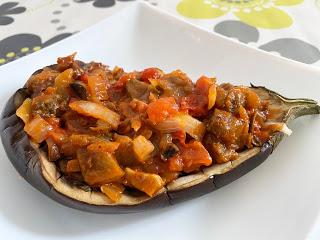 Berenjenas rellenas de verduras a la boloñesa
