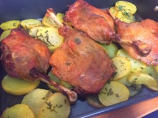 CONFIT DE PATO CON PATATAS Y PURE DE MANZANA