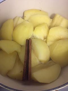 CONFIT DE PATO CON PATATAS Y PURE DE MANZANA