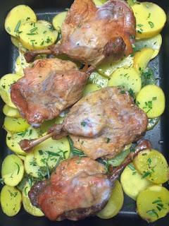 CONFIT DE PATO CON PATATAS Y PURE DE MANZANA