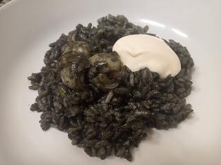 ARROZ CREMOSO CON TINTA DE CALAMAR, SEPIA Y ALIOLI ARROZ CREMOSO CON TINTA DE CALAMAR, SEPIA Y ALIOLI