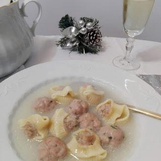 Plato con sopa de galets rellenos y pelotitas Plato con sopa de galets rellenos y pelotitas.