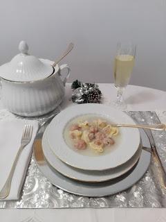 Sopa de galets rellenos ypelotitas de pollo .