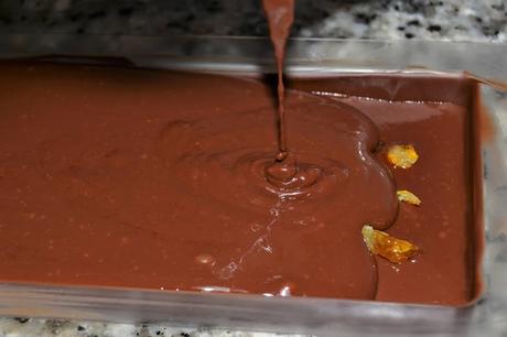 Turrón de chocolate negro con naranja confitada y cointreau