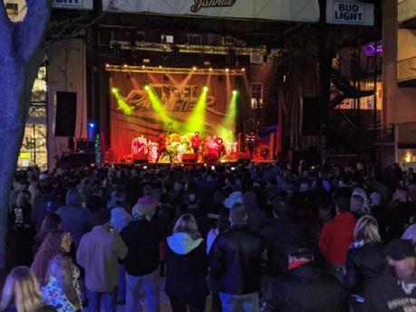 Steel Panther da tres conciertos sin distanciamiento social ni mascarillas en Florida