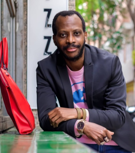 S.P.B. : Cuéntanos, ¿Quién es Silvano? S.M: Nací en Mala... S.P.B. : Cuéntanos, ¿Quién es Silvano? S.M: Nací en Mala...