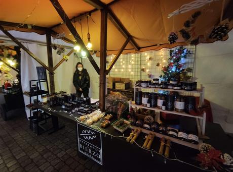 Inaugurado el mercadillo navideño en la plaza del Ayuntamiento de Ponferrada 10