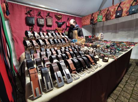 Inaugurado el mercadillo navideño en la plaza del Ayuntamiento de Ponferrada 4