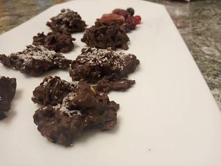 ROCAS DE CHOCOLATE  SIN GLUTEN CON COPOS DE MAÍZ, NUECES, PASAS Y COCO