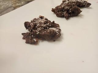 ROCAS DE CHOCOLATE  SIN GLUTEN CON COPOS DE MAÍZ, NUECES, PASAS Y COCO