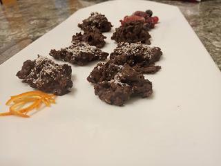 ROCAS DE CHOCOLATE  SIN GLUTEN CON COPOS DE MAÍZ, NUECES, PASAS Y COCO