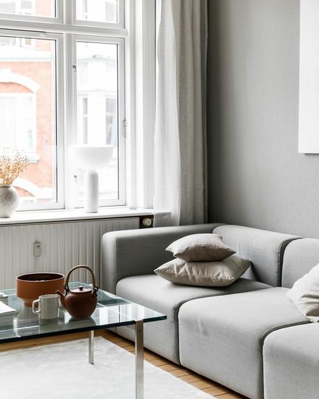 Moderno apartamento minimalista danés, con alma vieja