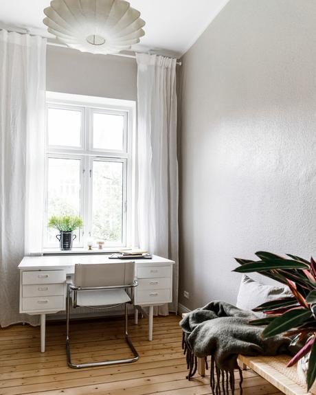 Moderno apartamento minimalista danés, con alma vieja