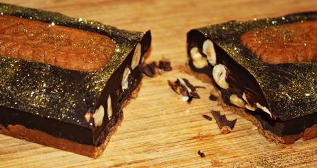 TURRÓN DE CHOCOLATE NEGRO Y DULCE DE LECHE CON GALLETAS LOTUS Y AVELLANAS