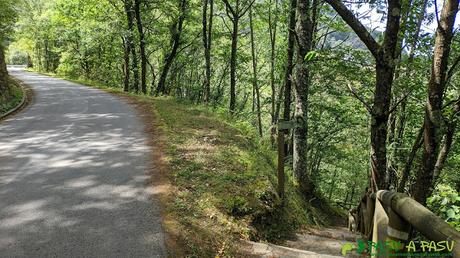 Escaleras bajando para cruzar el Río Turía