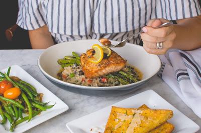 Mujer comiendo arroz integral con salmón y verduras Mujer comiendo arroz integral con salmón y verduras