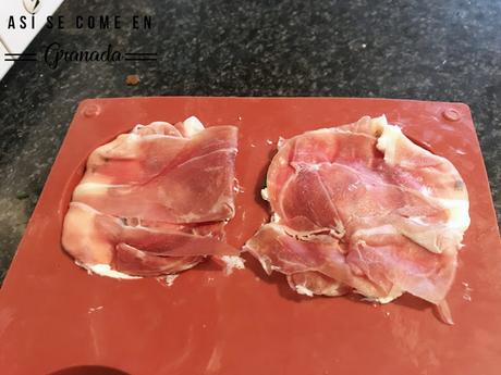 Semiesferas de jamón con uvas y queso crema. Juego de blogueros 2.0 Semiesferas de jamón con uvas y queso crema. Juego de blogueros 2.0