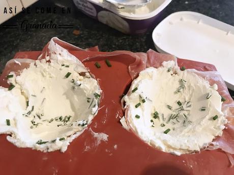 Semiesferas de jamón con uvas y queso crema. Juego de blogueros 2.0 Semiesferas de jamón con uvas y queso crema. Juego de blogueros 2.0