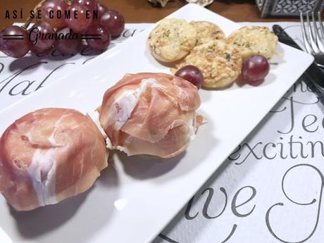 Semiesferas de jamón con uvas y queso crema. Juego de blogueros 2.0 Semiesferas de jamón con uvas y queso crema. Juego de blogueros 2.0
