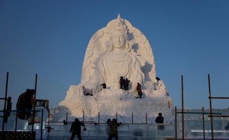 Escultores de hielo en China construyen enorme castillo