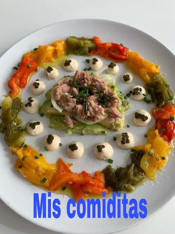 ENSALADA DE PIMIENTOS ASADOS CON CEBOLLA, ATÚN, AGUACATE, ALIOLI Y PERLAS DE ALGA WAKAME