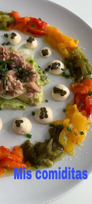 ENSALADA DE PIMIENTOS ASADOS CON CEBOLLA, ATÚN, AGUACATE, ALIOLI Y PERLAS DE ALGA WAKAME ENSALADA DE PIMIENTOS ASADOS CON CEBOLLA, ATÚN, AGUACATE, ALIOLI Y PERLAS DE ALGA WAKAME