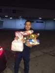 Policía reparte comida y regalos a gente sin hogar en Noche Buena