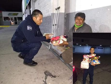 Policía reparte comida y regalos a gente sin hogar en Noche Buena