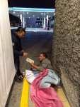 Policía reparte comida y regalos a gente sin hogar en Noche Buena